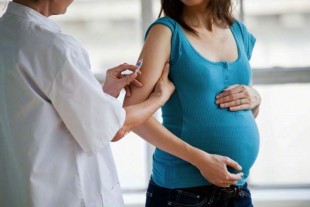 31 Oct 2009 --- Pregnant woman receiving vaccination. --- Image by © VOISIN/PHANIE/phanie/Phanie Sarl/Corbis