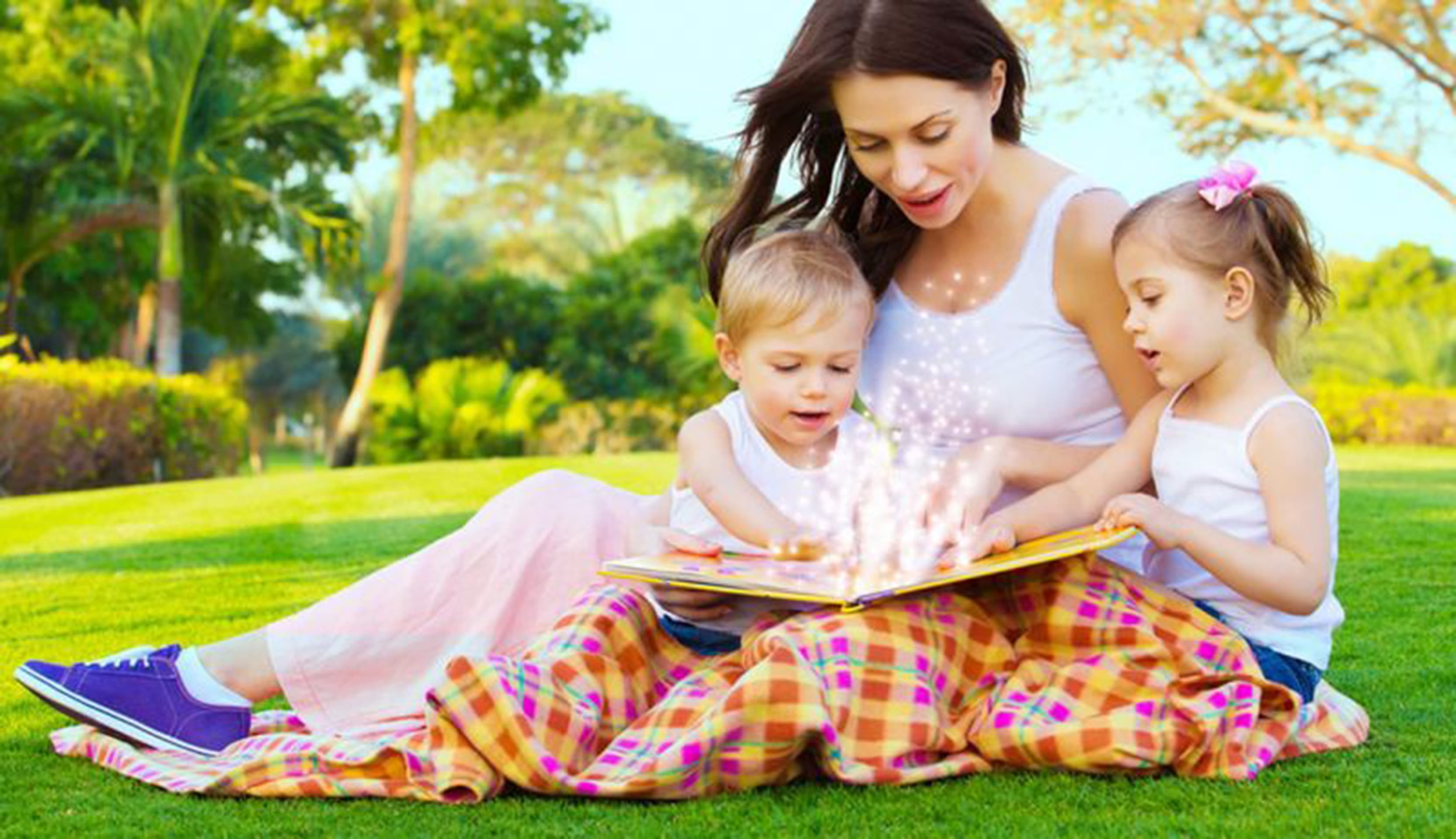 Mãe com crianças lendo um livro. Mãe com crianças lendo um livro.
