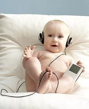 Bebê com fones de ouvido. Bebê com fones de ouvido.