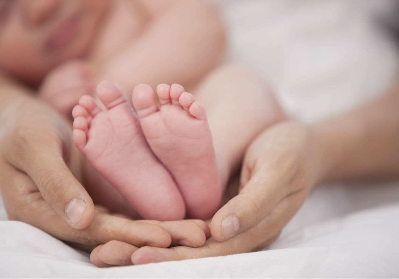 Mãe segurando os pés de um bebê. Mãe segurando os pés de um bebê.