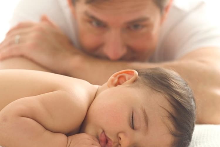 Pai olhando seu filho bebê dormir. Pai olhando seu filho bebê dormir.