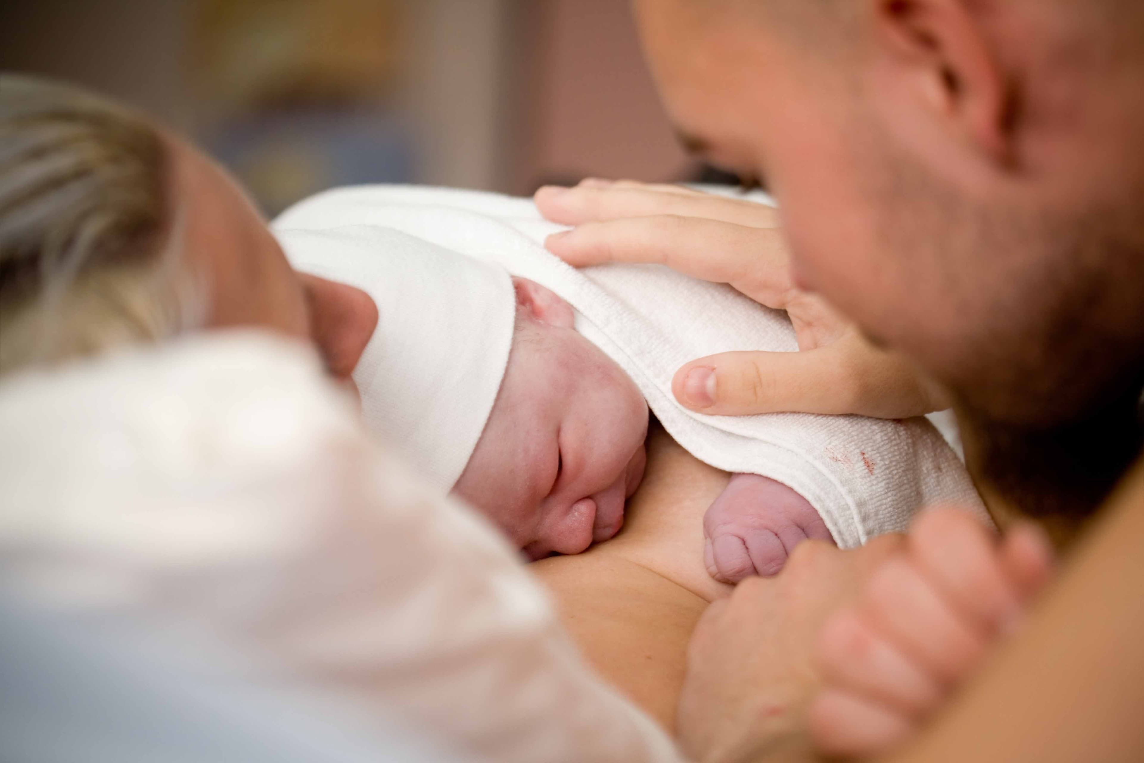 Mãe e pai com seu filho recém-nascido. Mãe e pai com seu filho recém-nascido.