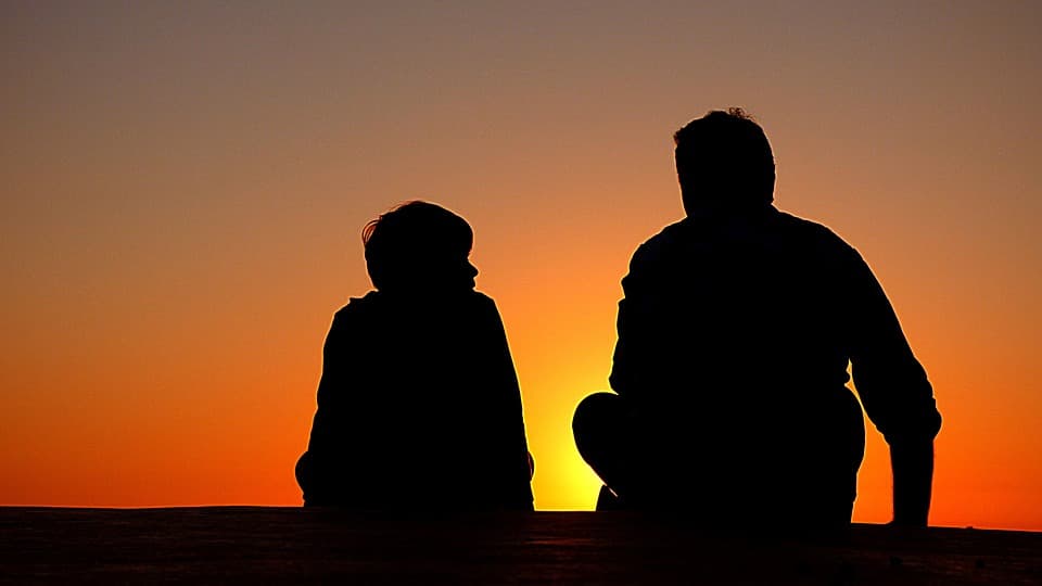 Pai e filho conversando no pôr do sol. Pai e filho conversando no pôr do sol.