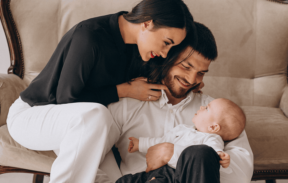 Pai e mãe segurando seu bebê. Pai e mãe segurando seu bebê.